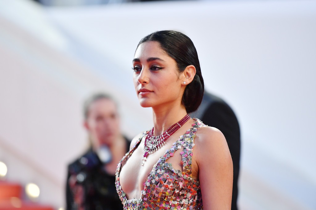 Thảm đỏ Cannes ngày 5: Kendall Jenner lộ ngực trần, Hoa hậu đẹp nhất mọi thời đại khoe vòng 1 nghẹt thở